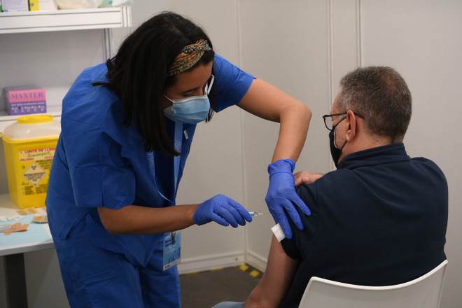 Tiêm vaccine ngừa COVID-19 của AstraZeneca cho người dân tại Barcelona, Tây Ban Nha ngày 26/4/2021. (Ảnh: AFP/TTXVN) Triển khai hộ chiếu vaccine: Giải pháp nào an toàn và hiệu quả? ảnh 2