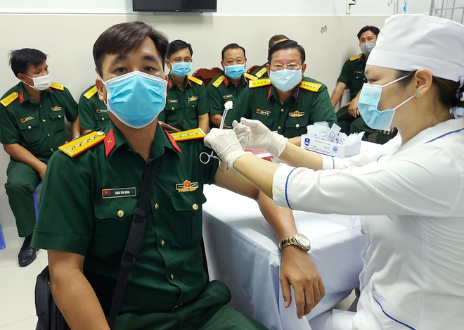 Tiêm vaccine phòng COVID-19, đợt 2 cho lực lượng tuyến đầu chống dịch tại Bạc Liêu. (Ảnh: Chanh Đa/TTXVN) Triển khai hộ chiếu vaccine: Giải pháp nào an toàn và hiệu quả? ảnh 3