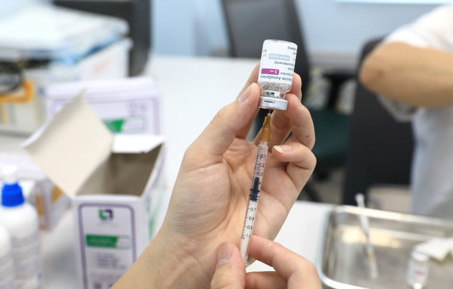 Vaccine Astra Zeneca được tiêm cho đội ngũ các phóng viên tuyến đầu tham gia phòng dịch COVID-19 tại Hà Nội. (Ảnh: Thành Đạt/TTXVN) Triển khai hộ chiếu vaccine: Giải pháp nào an toàn và hiệu quả? ảnh 4
