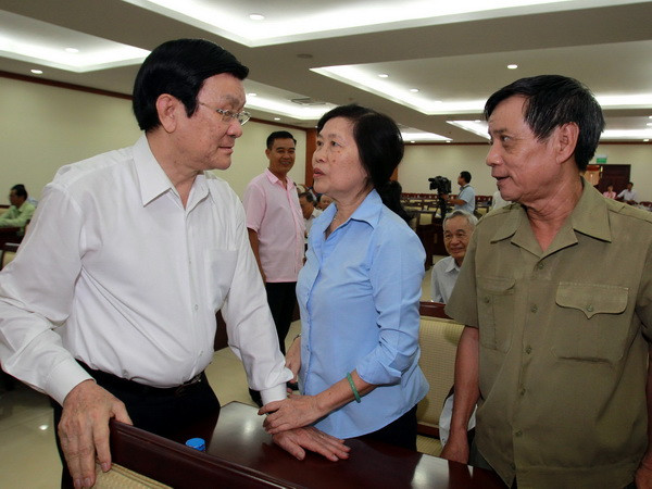 Chủ tịch nước Trương Tấn Sang với các cử tri quận 3. (Ảnh: Nguyễn Khang/TTXVN) Chủ tịch nước: Mỗi người dân phải thật bình tĩnh, sáng suốt ảnh 1