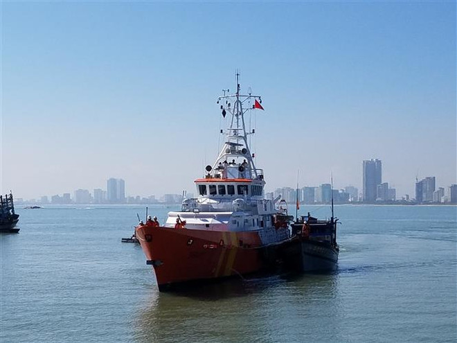 Cứu sống 10 ngư dân Bình Định bị chìm tàu ngoài khơi ảnh 1