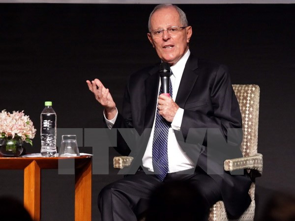 Tổng thống Peru Pedro Pablo Kuczynski phát biểu tại Hội nghị lần thứ 9 các doanh nghiệp vừa và nhỏ trong khuôn khổ Hội nghị cấp cao APEC ở Lima ngày 17/11. (Nguồn: EPA/ TTXVN) Sự kiện quốc tế 14-20/11: Siêu trăng "ma mị" lớn nhất trong 70 năm ảnh 4