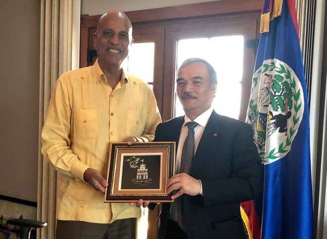 Thủ tướng Belize, Dean Barrow, tiếp Đại sứ Nguyễn Hoài Dương. (Ảnh: TTXVN phát) Toàn quyền Belize ấn tượng về những thành tựu nổi bật của Việt Nam ảnh 2