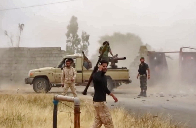 Lực lượng trung thành với Tướng Khalifa Haftar được triển khai tại Tripoli, Libya. (Ảnh: AFP/TTXVN) Libya: Quân đội miền Đông tấn công lực lượng của Chính phủ ảnh 1