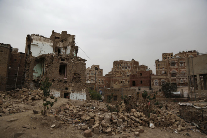 Cảnh đổ nát sau các vụ không kích của Liên quân Arab. (Ảnh: THX/TTXVN) Yemen ngày càng lún sâu vào vòng xoáy bạo lực không có hồi kết ảnh 2