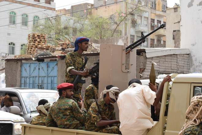 Các binh sỹ trung thành với Hội đồng Chuyển tiếp miền Nam (STC) gác tại Aden, Yemen ngày 7/8. (Ảnh: THX/TTXVN) Yemen ngày càng lún sâu vào vòng xoáy bạo lực không có hồi kết ảnh 1