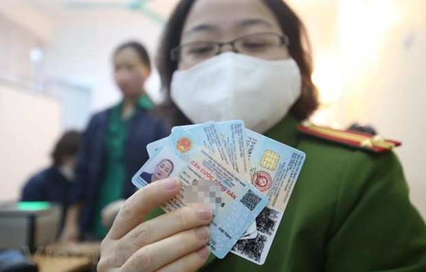 Cận cảnh mẫu thẻ căn cước công dân gắn chip mới được ban hành. (Nguồn: Vietnam+) Chiến lược quốc gia AI: Công nghệ then chốt chuyển đổi số quốc gia ảnh 1