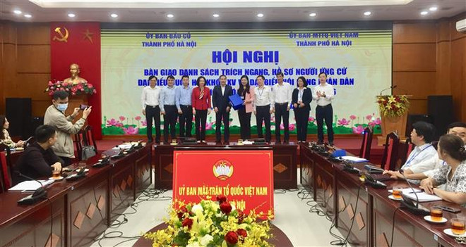 Ký biên bản bàn giao danh sách trích ngang, hồ sơ người ứng cử đại biểu Quốc hội khóa XV và đại biểu HĐND thành phố Hà Nội khóa XVI. (Ảnh: Nguyễn Thắng/TTXVN) Hà Nội công bố danh sách chính thức 160 người ứng cử đại biểu HĐND ảnh 1