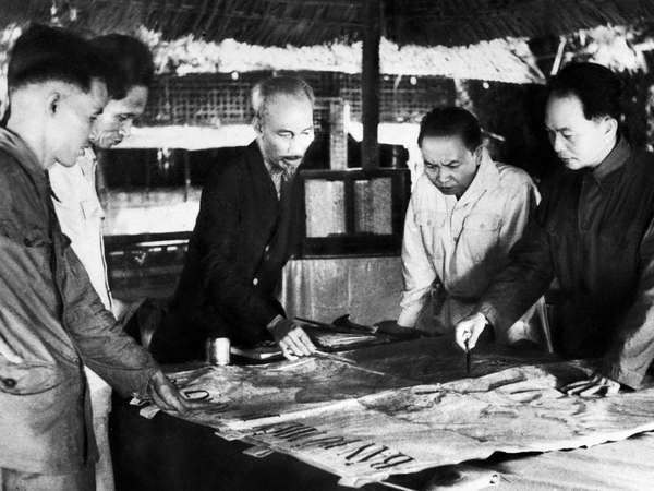 Chủ tịch Hồ Chí Minh (giữa), Đại tướng, Tổng tư lệnh Võ Nguyên Giáp (ngoài cùng bên phải) và các đồng chí trong Bộ chỉ huy chiến dịch. (Ảnh: Tư liệu TTXVN) Điện Biên Phủ - đỉnh cao của nghệ thuật quân sự Việt Nam ảnh 1