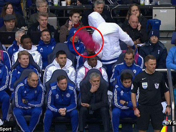 Diego Costa tức giận ném áo tập về phía huấn luyện viên Mourinho ảnh 1