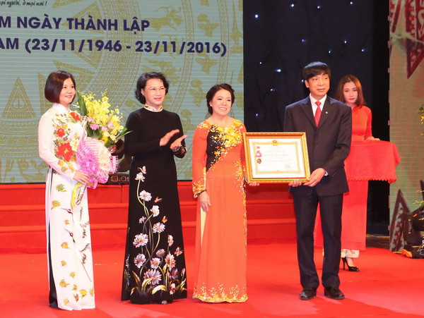 Chủ tịch Quốc hội Nguyễn Thị Kim Ngân trao tặng Huân chương Lao động hạng Nhì của Chủ tịch nước cho Hội Chữ thập Đỏ Việt Nam. (Ảnh: Trọng Đức/TTXVN) Lễ kỷ niệm 70 năm ngày thành lập Hội Chữ thập Đỏ Việt Nam ảnh 1