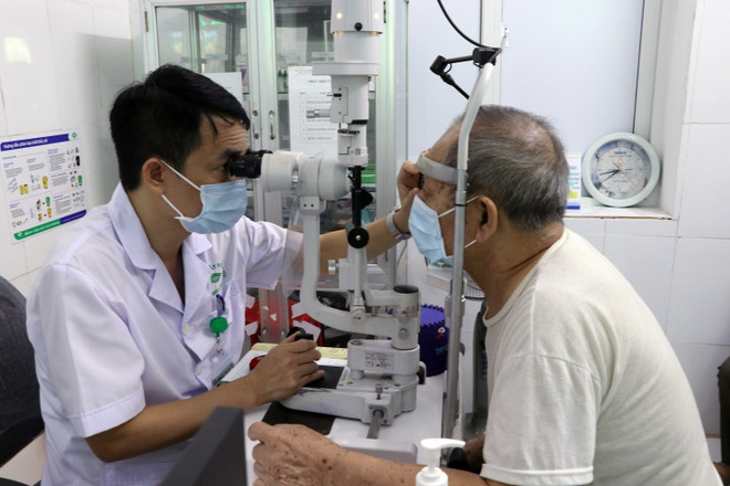 Người bệnh đau mắt đỏ không tự ý điều trị, tránh biến chứng nguy hiểm ảnh 1