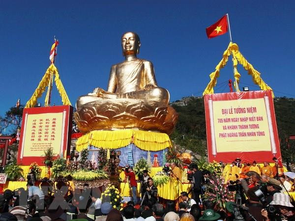 Tượng Phật hoàng Trần Nhân Tông tại Khu Di tích danh thắng non thiêng Yên Tử. (Ảnh: Nguyễn Dân/TTXVN) Đưa quần thể di tích quốc gia nhà Trần thành khu du lịch tâm linh ảnh 1
