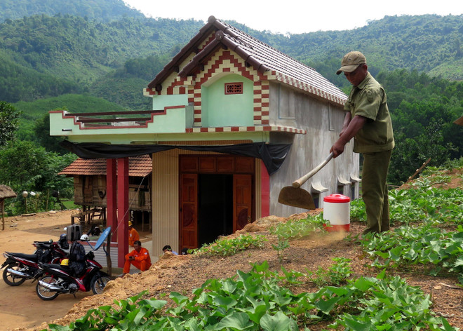 Những ngôi nhà khang trang tại thôn Mô Níc, xã Sơn Kỳ, tỉnh Quảng Ngãi. (Ảnh: Phước Ngọc/TTXVN) Quảng Ngãi: Vùng căn cứ địa cách mạng Mô Níc 'chuyển mình' ảnh 3