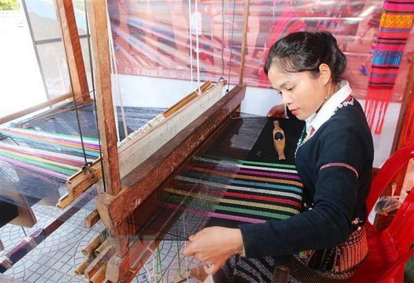Trình diễn dệt thổ cẩm của dân tộc Vân Kiều, tỉnh Quảng Trị. (Ảnh: Hồ Cầu/TTXVN) Bảo tồn, phát huy giá trị văn hóa trong đồng bào dân tộc thiểu số ảnh 2