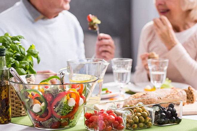 Chế độ ăn uống lành mạnh giúp bạn có sức khỏe tim mạch tốt. (Ảnh: iStock) an uong lanh manh.png