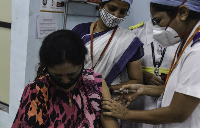 Nhân viên y tế tiêm vaccine phòng COVID-19 cho người dân tại Mumbai, Ấn Độ, ngày 16/1/2021. (Ảnh: THX/TTXVN) Ấn Độ lo nhiều người bỏ tiêm mũi thứ 2, Trung Quốc nỗ lực chặn dịch ảnh 1