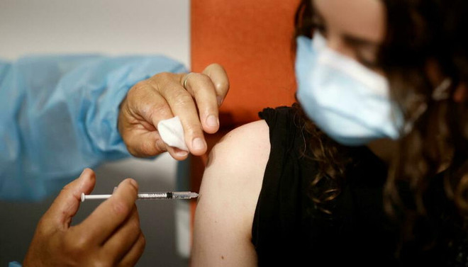 Tiêm vaccine COVID-19 tại Pháp. (Nguồn: Reuters) COVID-19: Pháp đẩy mạnh tiêm vaccine để học sinh quay lại trường học ảnh 1