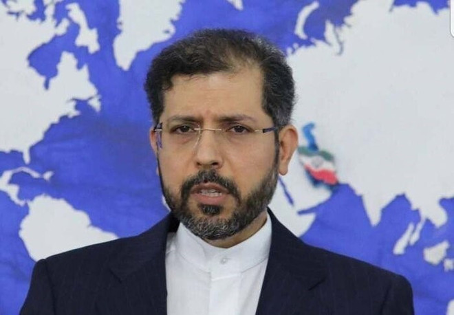 Người phát ngôn Bộ Ngoại giao Iran Saeed Khatibzadeh phát biểu trong cuộc họp báo tại Tehran. (Ảnh: IRNA/TTXVN) Iran và Iraq đạt thỏa thuận về vận tải hàng không phi thị thực ảnh 1