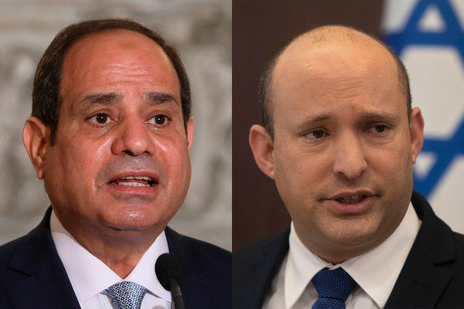 Tổng thống Ai Cập Abdel Fattah el-Sisi (trái) và Thủ tướng Israel Naftali Bennett. (Ảnh: AP) Thủ tướng Israel Naftali Bennett thăm chính thức Ai Cập ảnh 1