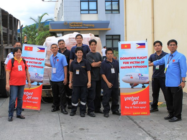 VietjetAir chở người Việt ở Philippines về nước sau bão ảnh 1