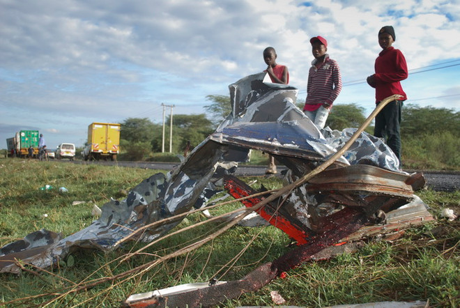 Xe buýt lao vào xe tải làm 9 người tử nạn, hàng chục người bị thương ảnh 1
