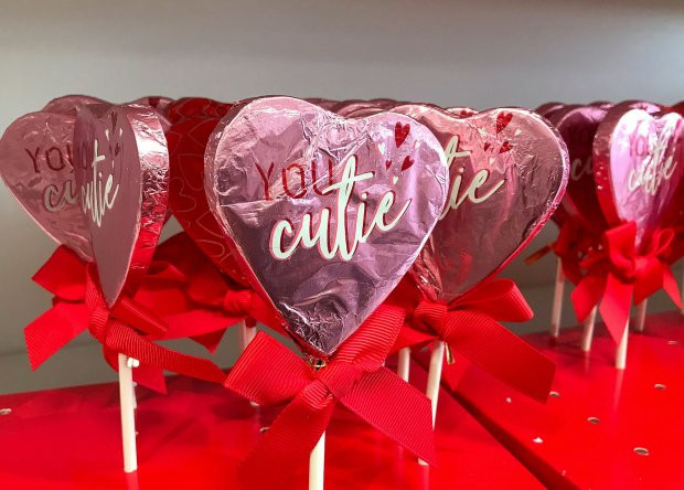 Anh: Lạm phát khiến những món quà tình yêu tăng giá chóng mặt ảnh 1