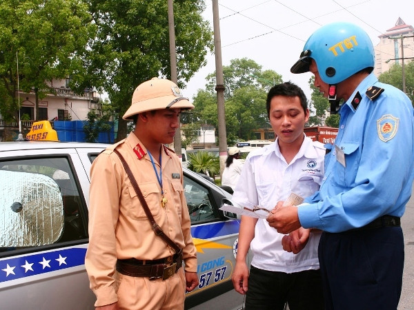 Các lực lượng liên ngành sẽ phối hợp với nhau để "siết" lại hoạt động kinh doanh vận tải taxi. (Ảnh: Huy Hùng/TTXVN) "Săn lùng" lái xe taxi dù “chặt chém” giá cước hành khách ảnh 2