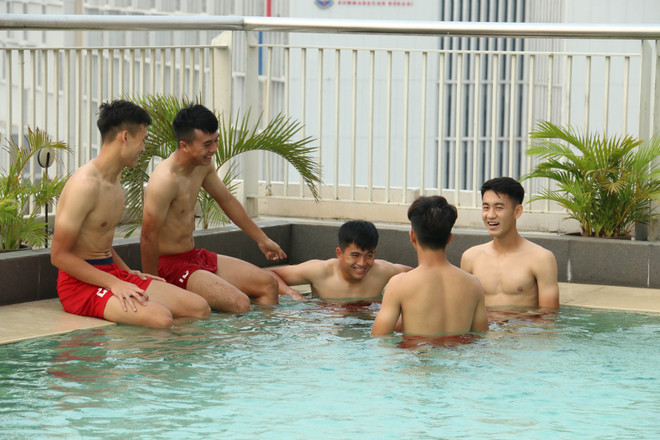 Các cầu thủ U19 Việt Nam tập nhẹ sau trận thua Jordan ảnh 2