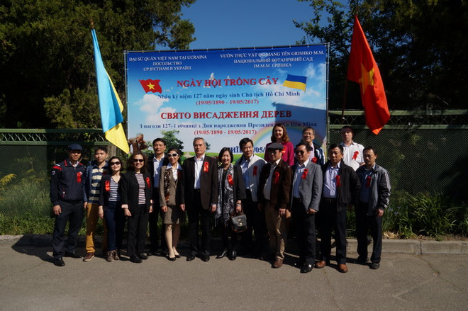 Ngày hội trồng cây tại Ukraine mừng sinh nhật Chủ tịch Hồ Chí Minh ảnh 2