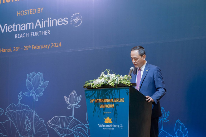 Tổng giám đốc Vietnam Airlines Lê Hồng Hà khai mạc phát biểu sự kiện Hội nghị Hàng không Quốc tế diễn ra ở Hà Nội. (Ảnh: PV/Vietnam+) lê hong ha VNA.jpg