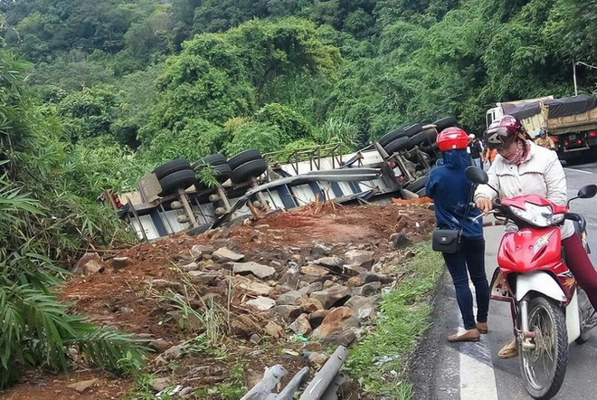 Ôtô mất phanh trên đèo Bảo Lộc lao vào xe khách đi cùng chiều ảnh 1