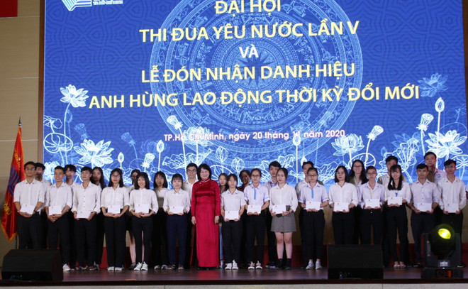Phó Chủ tịch nước Đặng Thị Ngọc Thịnh trao học bổng cho các sinh viên có thành tích học tập xuất sắc. (Ảnh: Xuân Anh/TTXVN) ĐH Quốc gia TP.HCM nhận danh hiệu Anh hùng lao động thời kỳ đổi mới ảnh 2