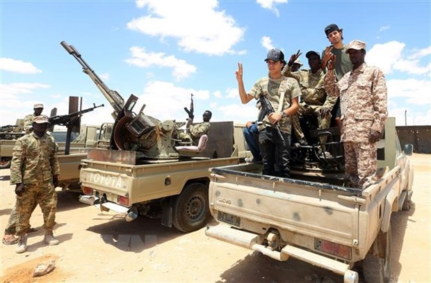 Các tay súng trung thành với Chính phủ Đoàn kết dân tộc Libya đóng chốt an ninh tại khu vực Abu Qurain, nằm giữa thủ đô Tripoli và thành phố Bengazi. (Ảnh: AFP/TTXVN) Việt Nam mong muốn hòa bình và ổn định sớm được thiết lập ở Libya ảnh 1