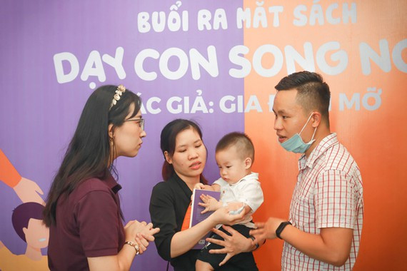 Tác giả giao lưu cùng độc giả tại buổi ra mắt. Ra mắt cuốn sách 'Dạy con song ngữ' bằng tiếng Việt ảnh 2