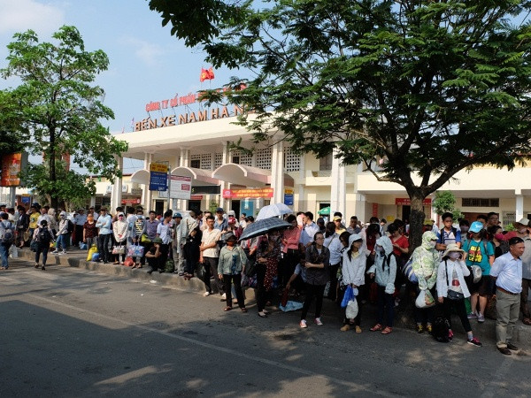 Người ngoại tỉnh đổ xô về Hà Nội sau đợt nghỉ lễ dài ngày ảnh 3