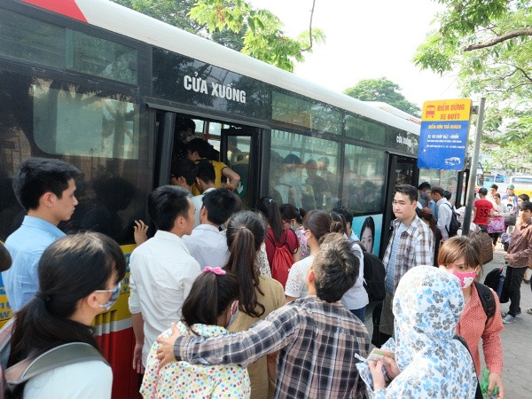 Người ngoại tỉnh đổ xô về Hà Nội sau đợt nghỉ lễ dài ngày ảnh 4