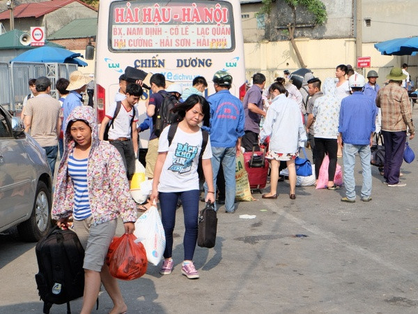 Người ngoại tỉnh đổ xô về Hà Nội sau đợt nghỉ lễ dài ngày ảnh 1