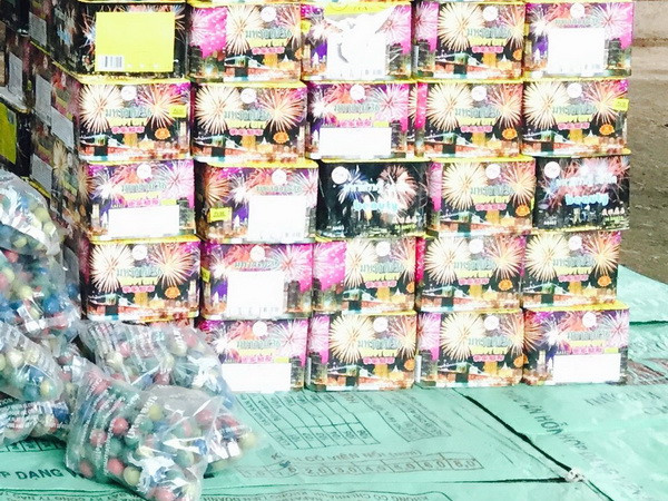 Bắt 2 đối tượng vận chuyển 100kg pháo nổ từ Trung Quốc ảnh 1