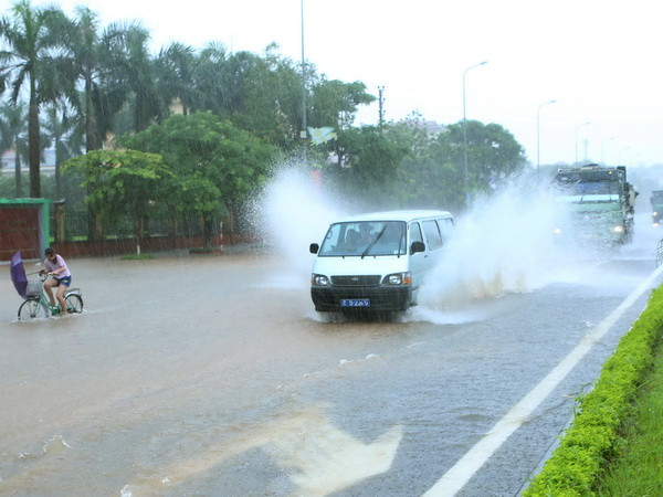 3.500 khách du lịch ở đảo Cô Tô chưa thể vào bờ vì biển động ảnh 1