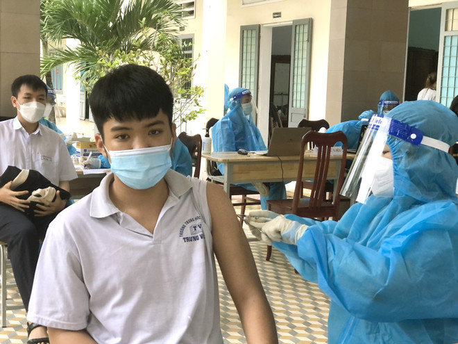 Bình Định: Điểm tiêm vaccine COVID-19 tại trường học đảm bảo quy định ảnh 1