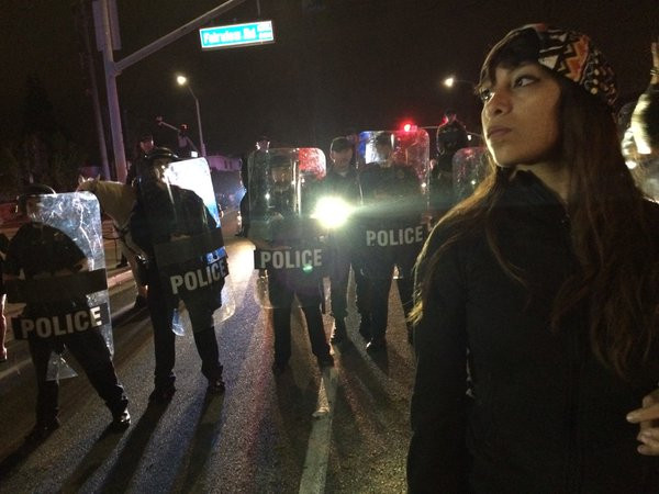 Tuần hành ủng hộ tỷ phú Donald Trump biến thành bạo loạn ảnh 1