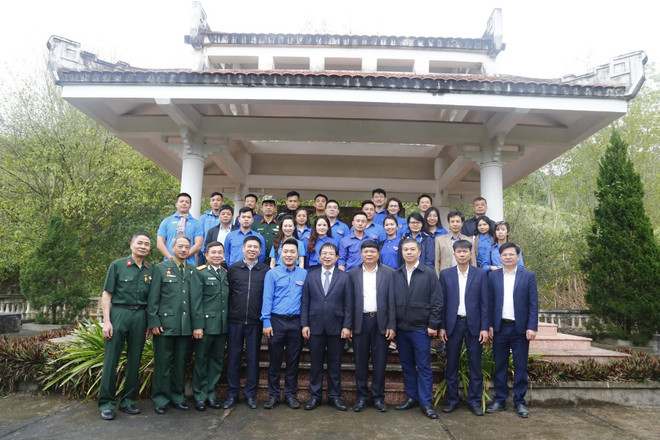 Trao tặng “Tủ sách Đinh Hữu Dư” cho trường tiểu học tại Tuyên Quang ảnh 5