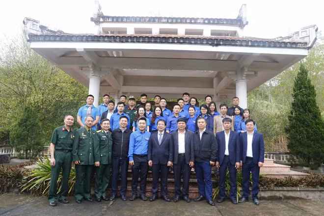 Trao tặng “Tủ sách Đinh Hữu Dư” cho trường tiểu học tại Tuyên Quang ảnh 5