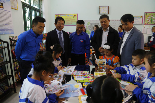 Trao tặng “Tủ sách Đinh Hữu Dư” cho trường tiểu học tại Tuyên Quang ảnh 2