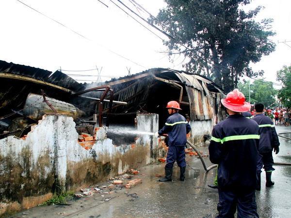 Hà Nội: Cháy tại xưởng gỗ ở trên đường Đê La Thành ảnh 1