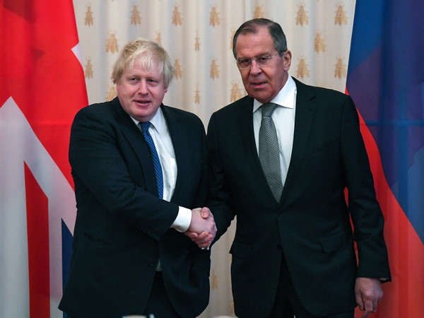 Ngày 22/12, Ngoại trưởng Nga Sergei Lavrov (ảnh, phải) đã có cuộc thảo luận với người đồng cấp Anh Boris Johnson. (Nguồn: AFP/TTXVN) Chuyến công du Nga của ngoại trưởng Anh không giúp tháo gỡ bất đồng ảnh 1