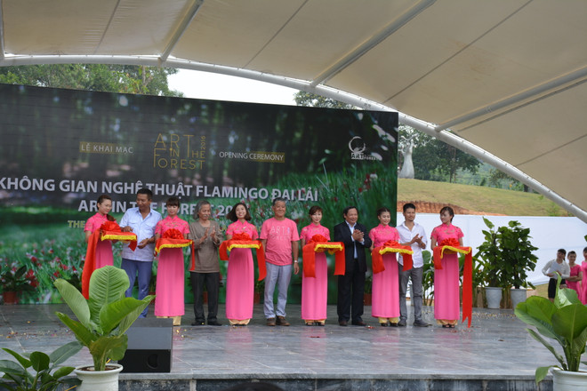 Ngắm 5 tác phẩm điêu khắc khổng lồ tại “Art in the forest 2016” ảnh 1