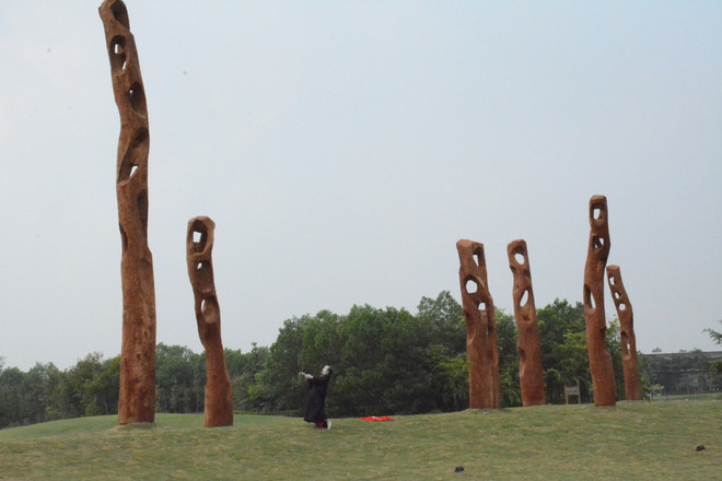 Ngắm 5 tác phẩm điêu khắc khổng lồ tại “Art in the forest 2016” ảnh 2