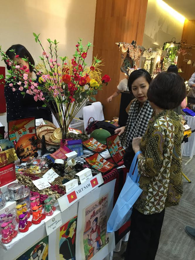 Hội chợ từ thiện đầy ý nghĩa của Câu lạc bộ phụ nữ ASEAN ảnh 2